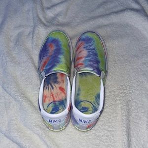 nike tie-dye slip on’s